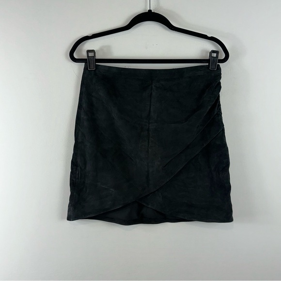 Alice + Olivia Lamb Leather Ruched Tulip Wrap Mini Skirt in Black Size 8 - Picture 1 of 8